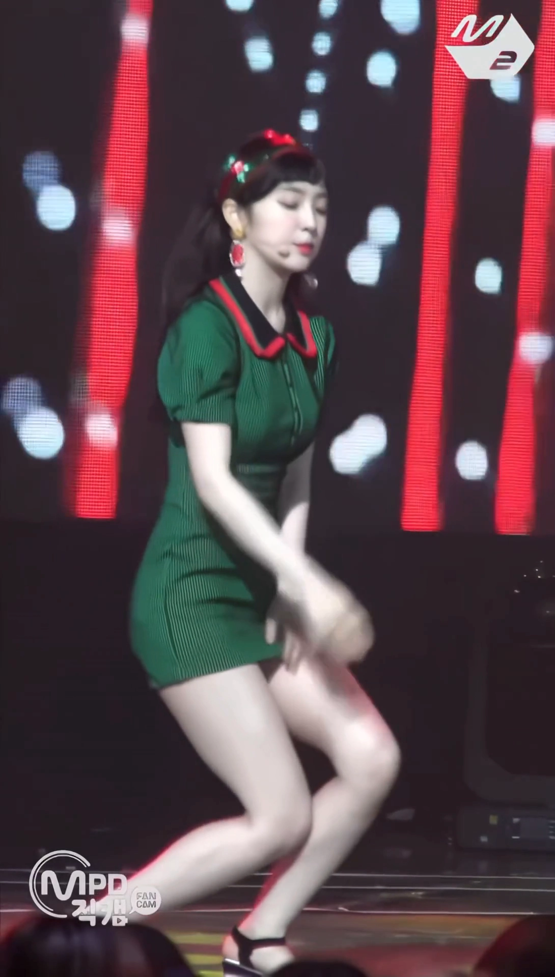 아이린 원피스가 너무 짧아서 신경 쓰이는  뽀얀 허벅지