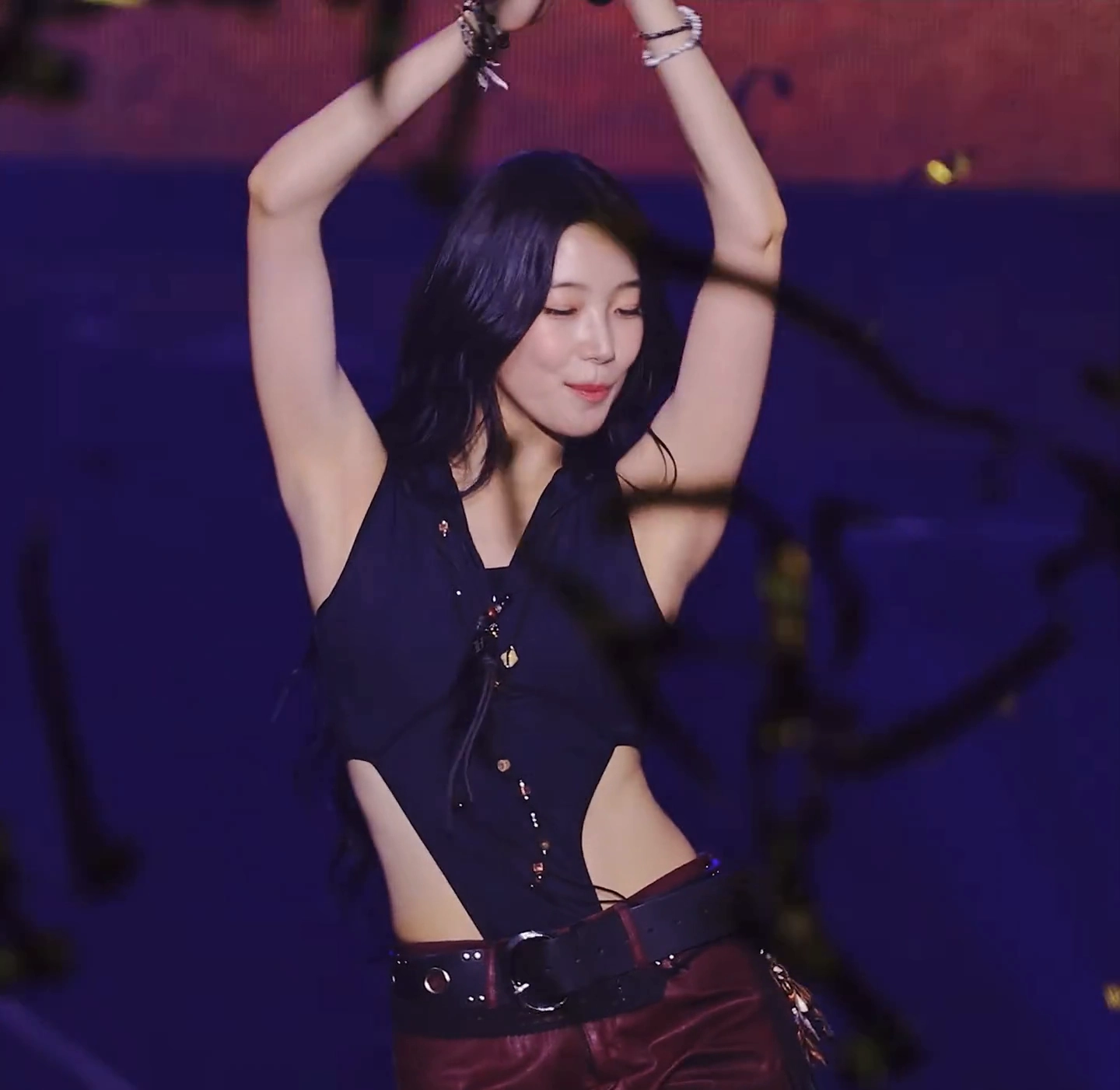 카즈하 모노키니 입고 두팔 위로 올리는중 겨드랑이