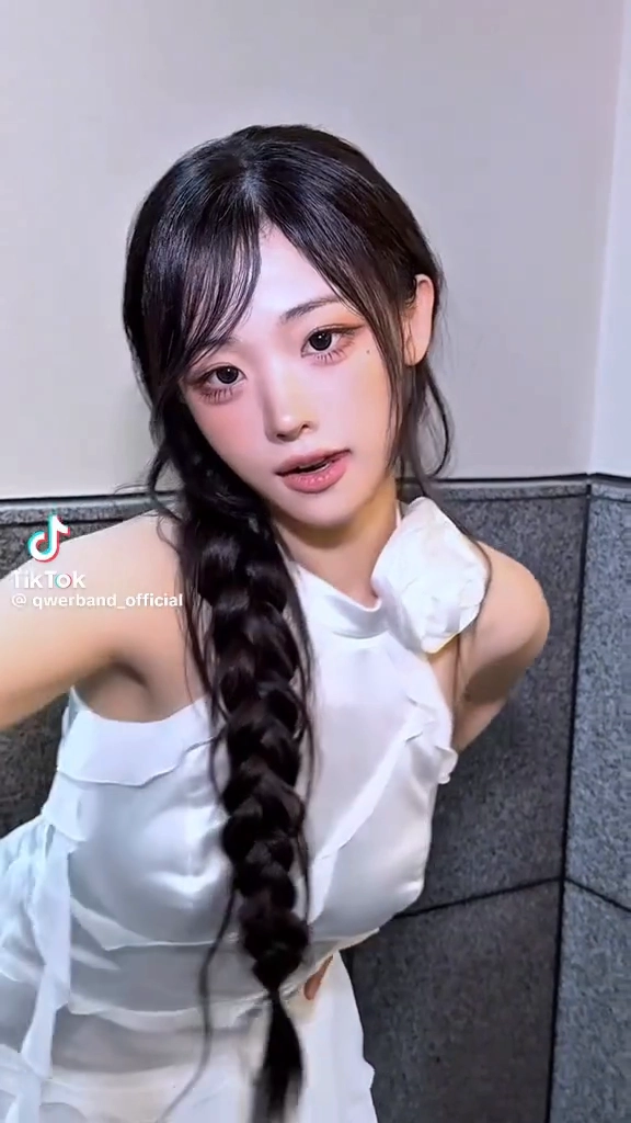 QWER 히나 ㄲㅈ 돌출된 화이트 실크 홀터넥