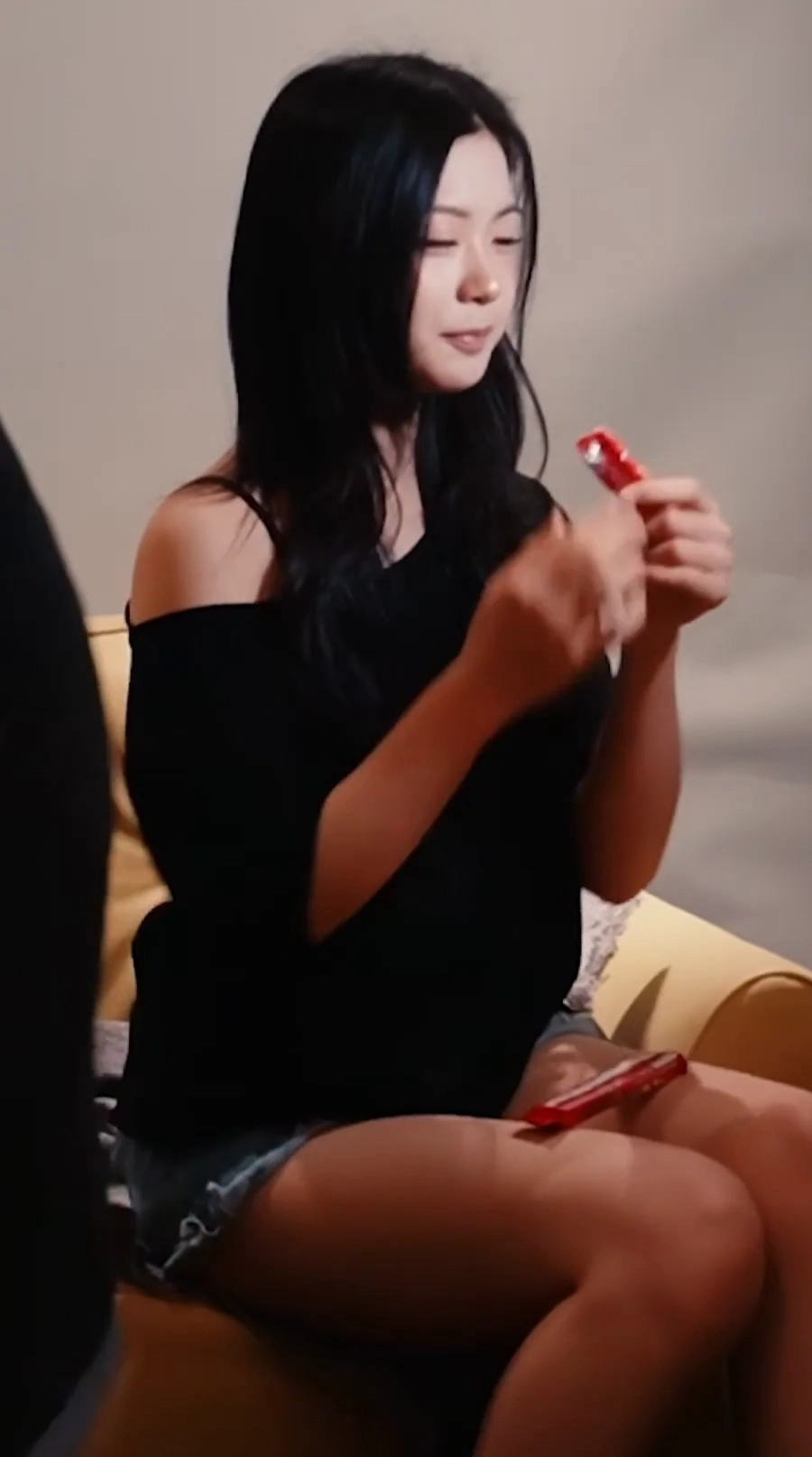 키키 키야 청핫팬츠 소파에 앉은채 매끈한 허벅지
