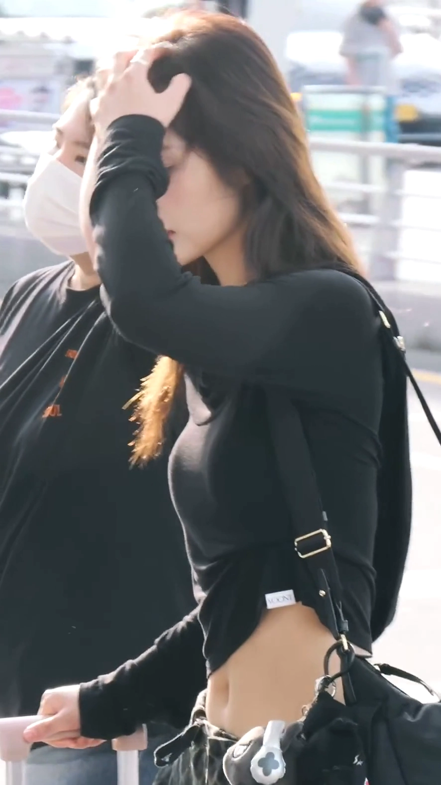 엔믹스 설윤 검정 크롭티 호피바지 잘록한 복부 야꼽