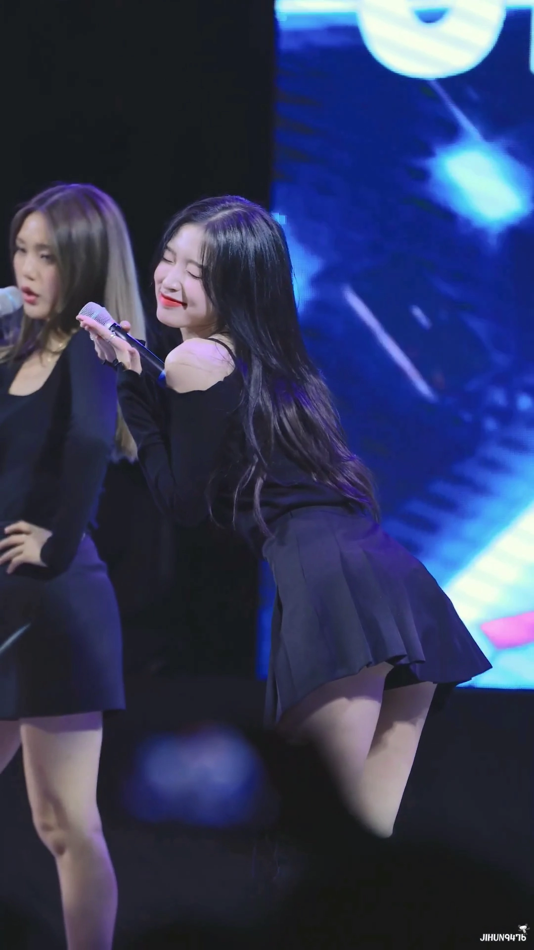 오마이걸 아린 검정 테니스치마 살랑이는 엉벅지