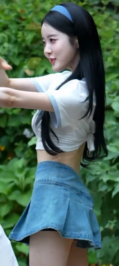 스테이씨 시은 흰티 데님 주름치마 턴 엉밑살