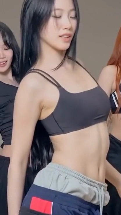 르세라핌 카즈하 브라탑 탄탄한 11자 복근 배꼽