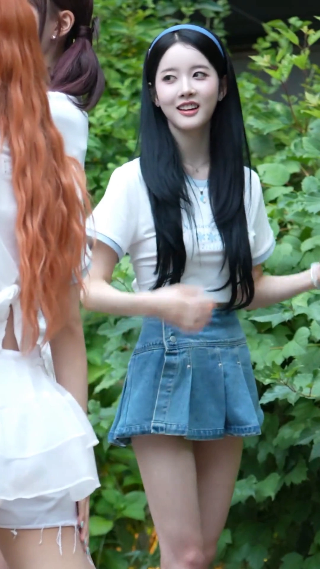 스테이씨 시은 흰티 데님 주름치마 속 엉밑살