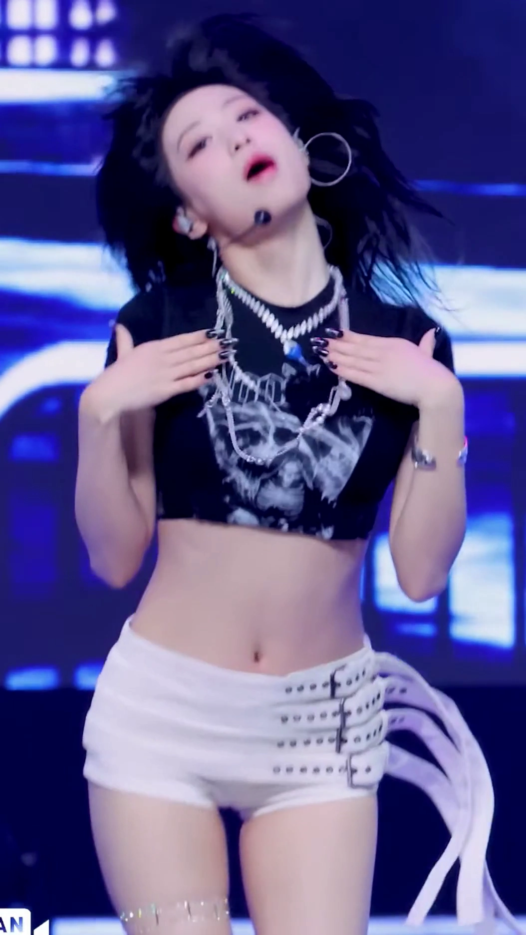 베몬 아현 검정크롭티 11자 복근 배꼽 핫팬츠 엉벅지
