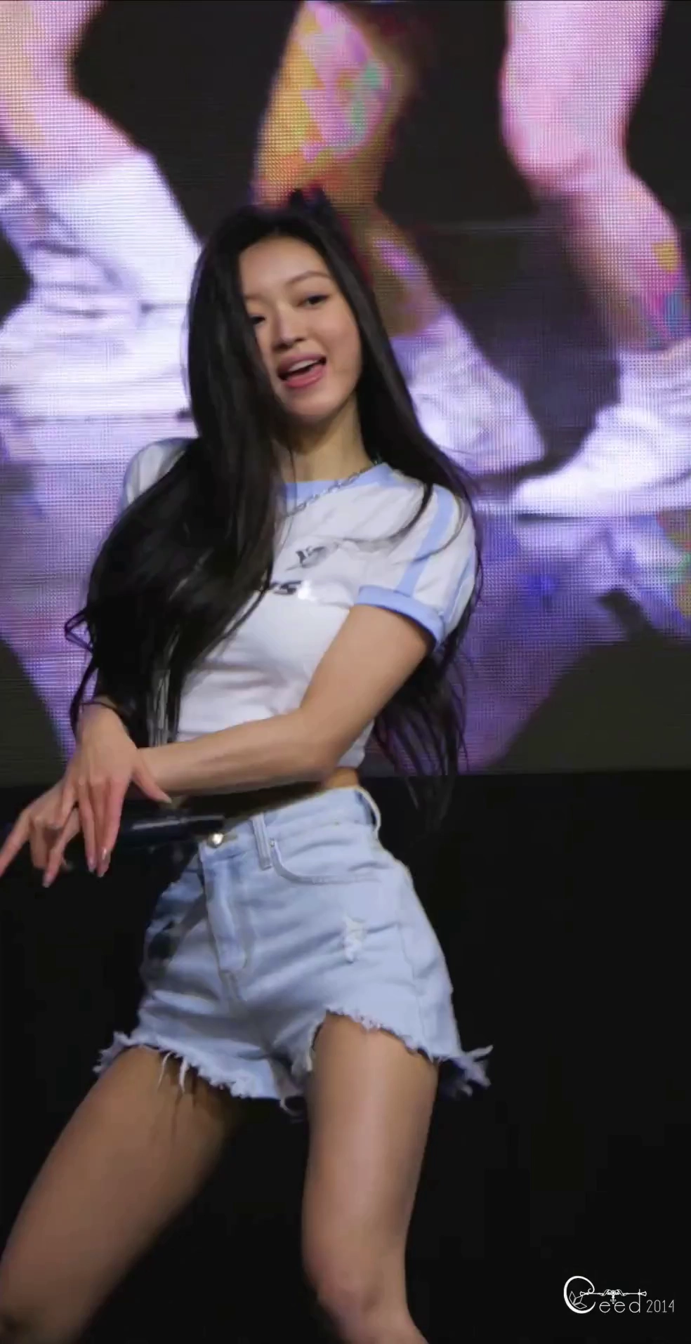 오마이걸 유아 봉긋한 흰 크롭티 찢청핫팬츠 떨벅지
