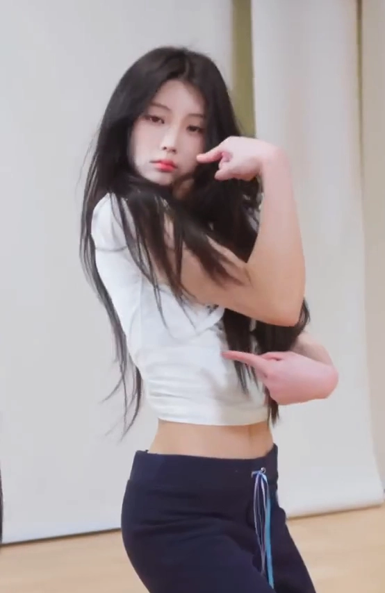 아일릿 원희 크롭티 잘록한 복부 배꼽 츄리닝 엉태