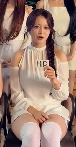 클라씨 원지민 홀터넥 니삭스 의자에 눌린 허벅지