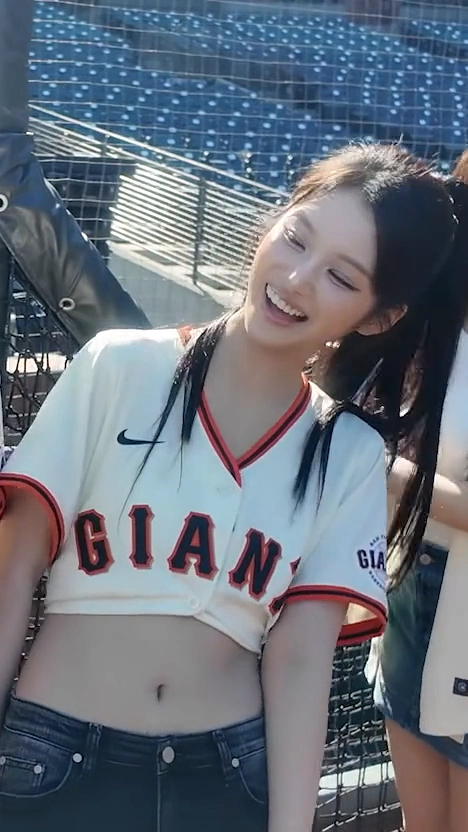 설윤 자이언츠 시구 잘록한 복부 야꼽 청바지 골반