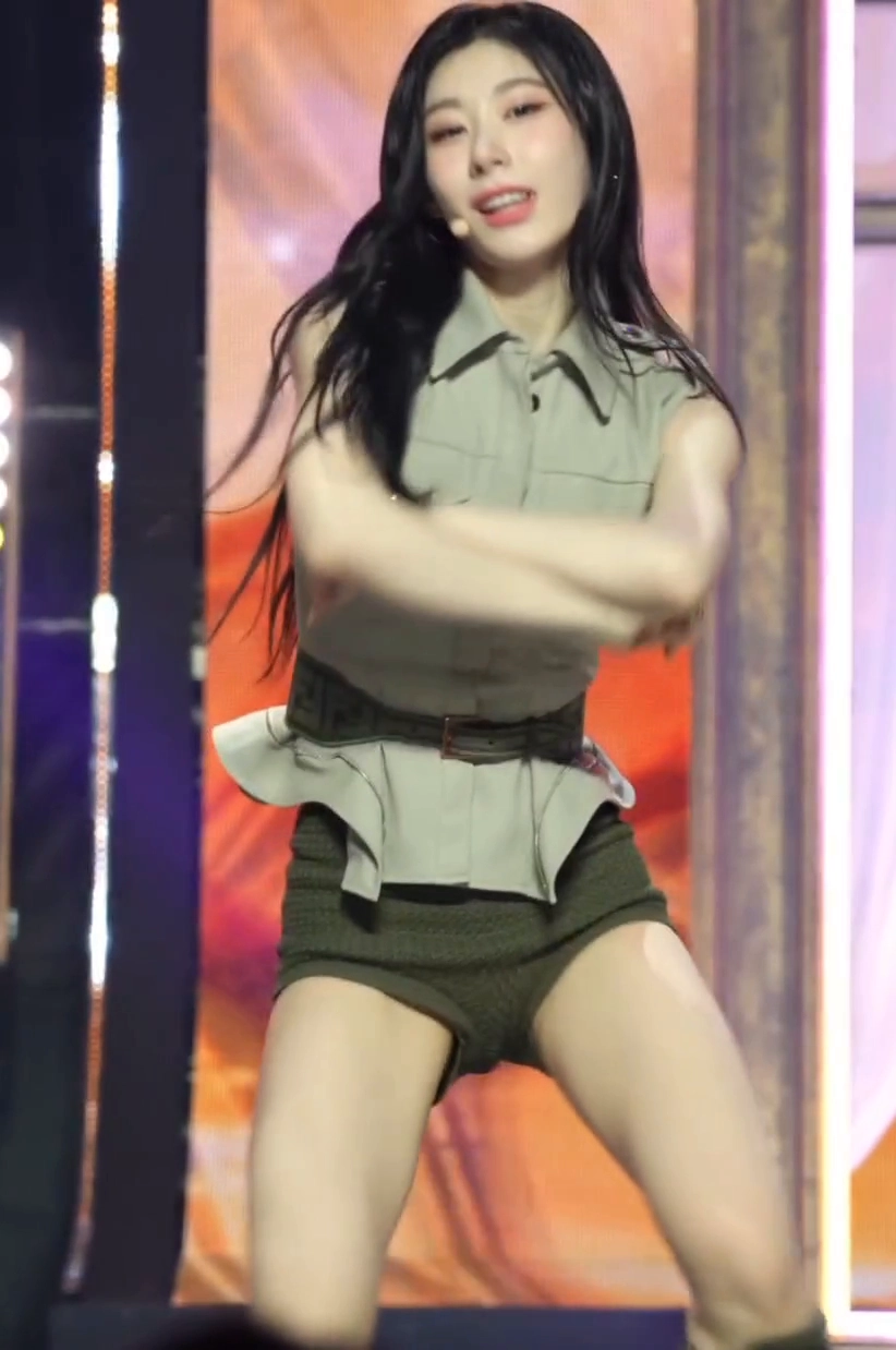 있지 채령 올리브색 핫팬츠 갈라진 내전근 허벅지