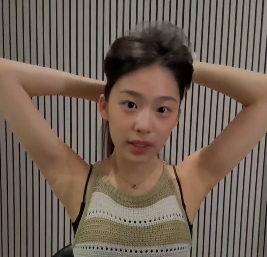베이비돈크라이 베니 겨드랑이 페로몬 머리 들어올리