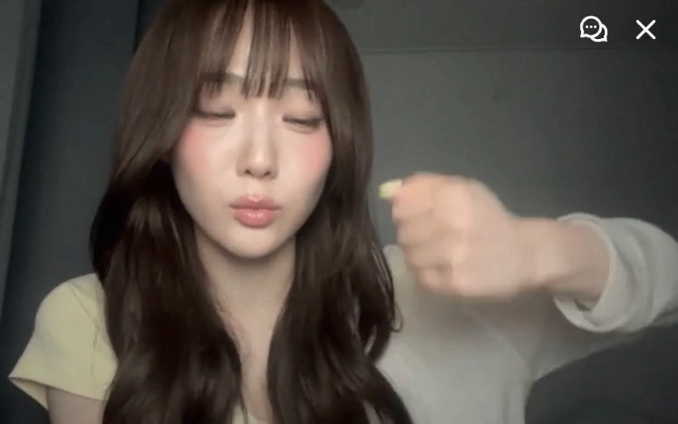 트리플에스 윤서연 아래위로 흔드는 의문의 손동작
