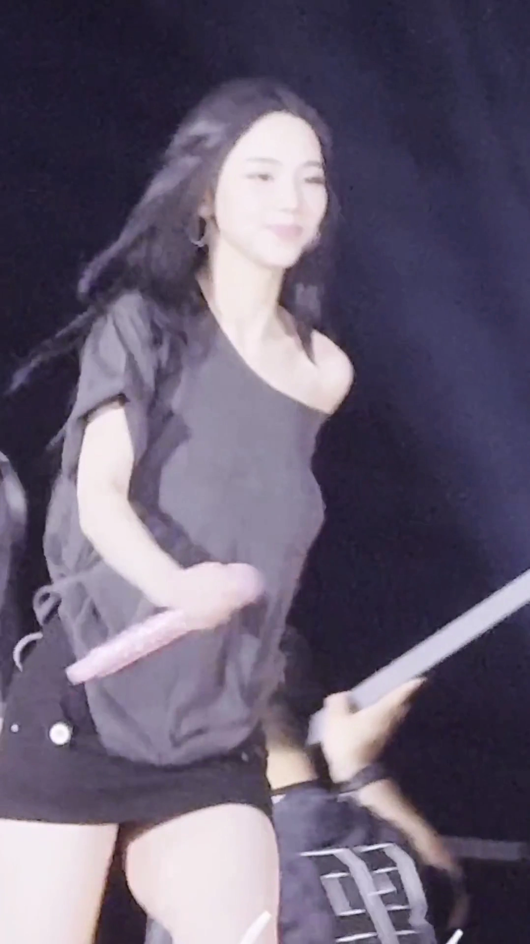 카리나 원오프숄더 입고 무대 위를 달리며 슴무빙
