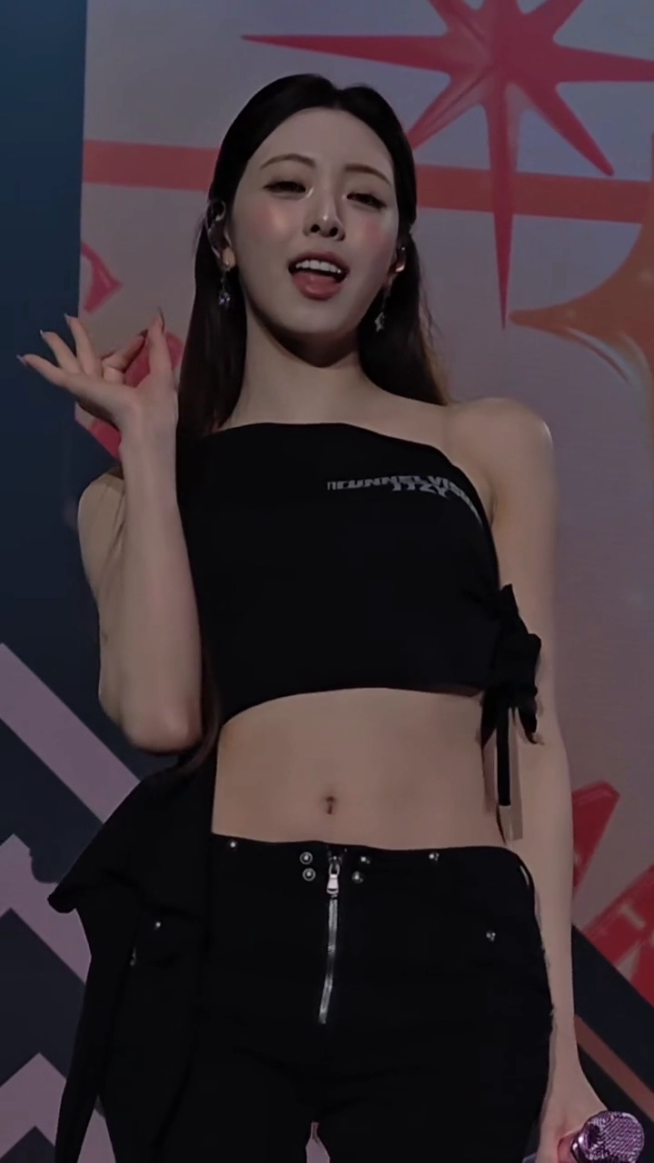 있지 유나 오프숄더 잘록한 복부 배꼽 골반