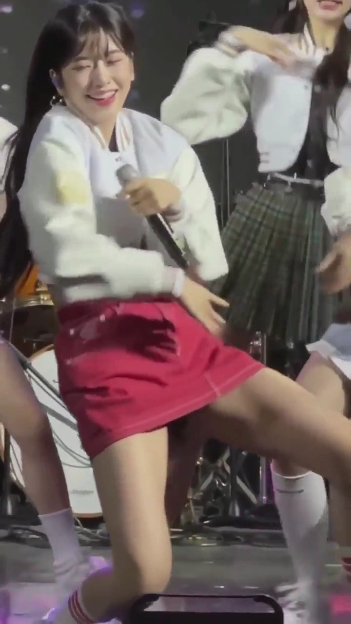 안유진 무릎 안무중 뒤집힌 빨간 초미니 허벅지