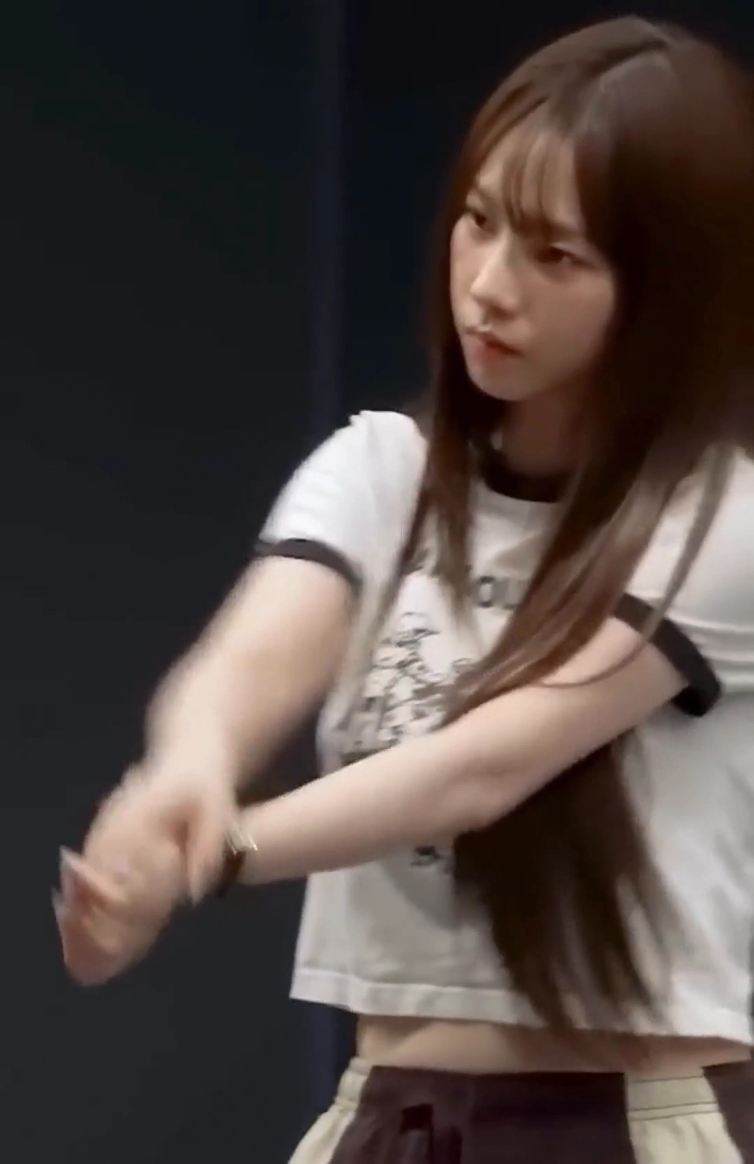 카리나 묵직한 가슴 볼륨에 들려버린 크롭티 슴무빙