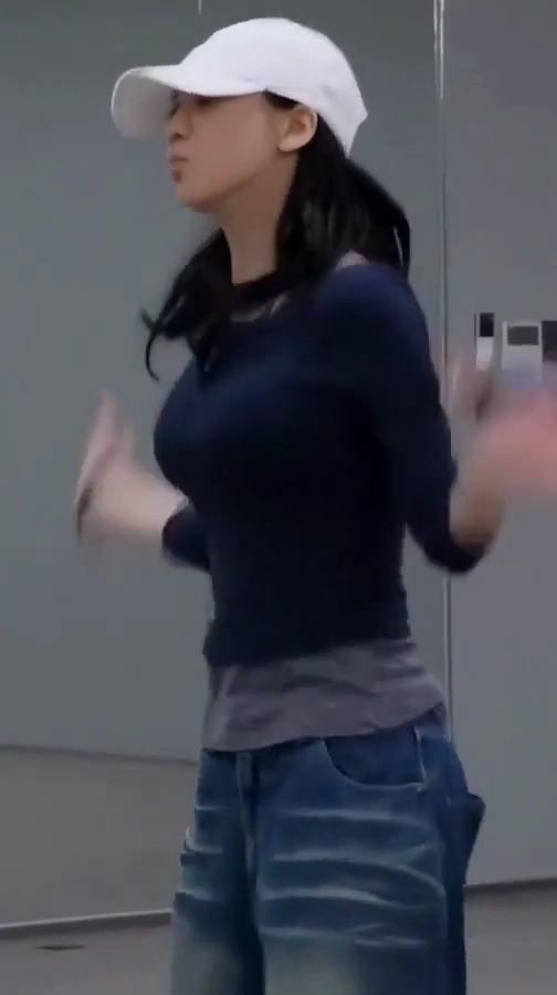 카리나 남색티 입고 연습하는중 격렬해지는 슴바운스