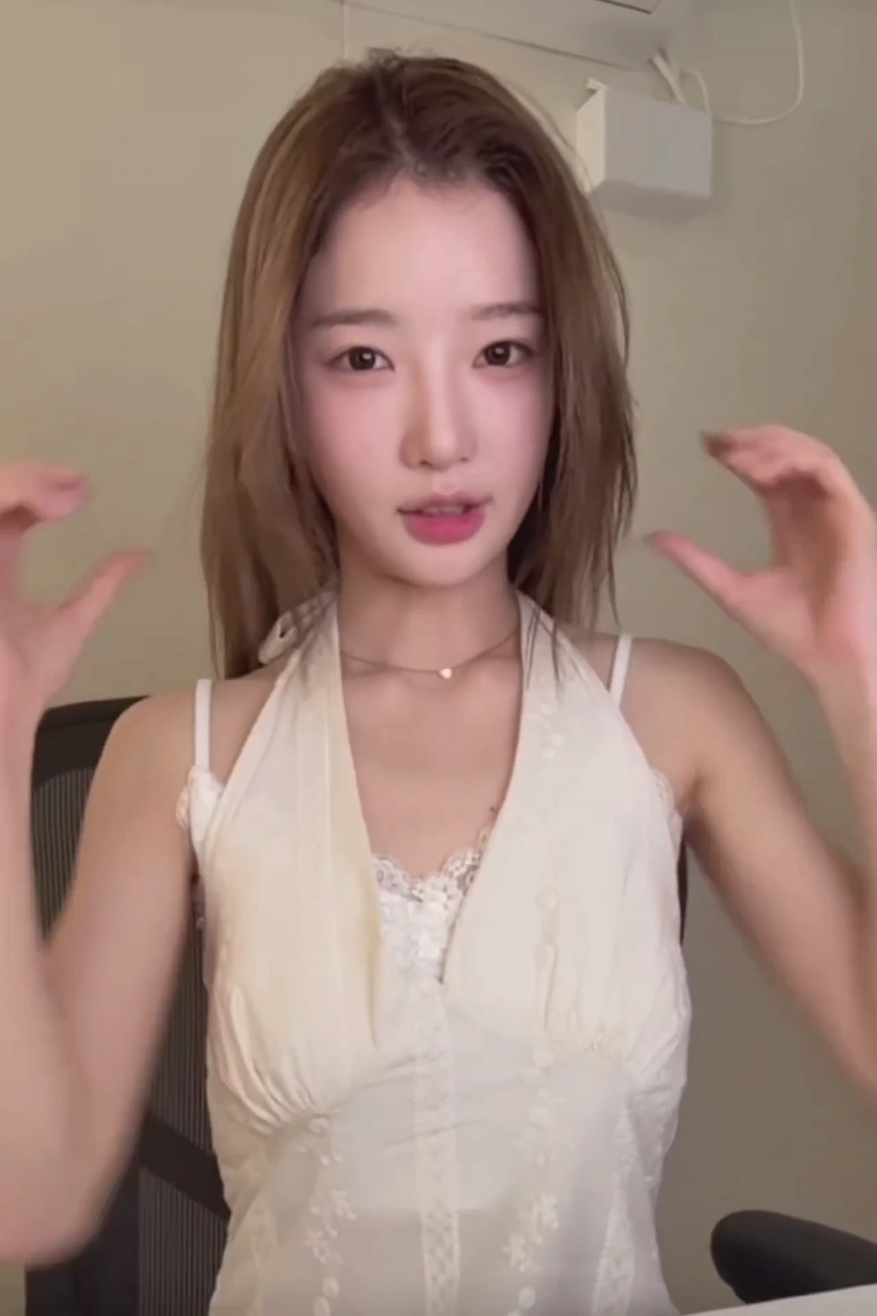 트리플에스 김유연 라방 중 흰 레이스 민소매 페로몬