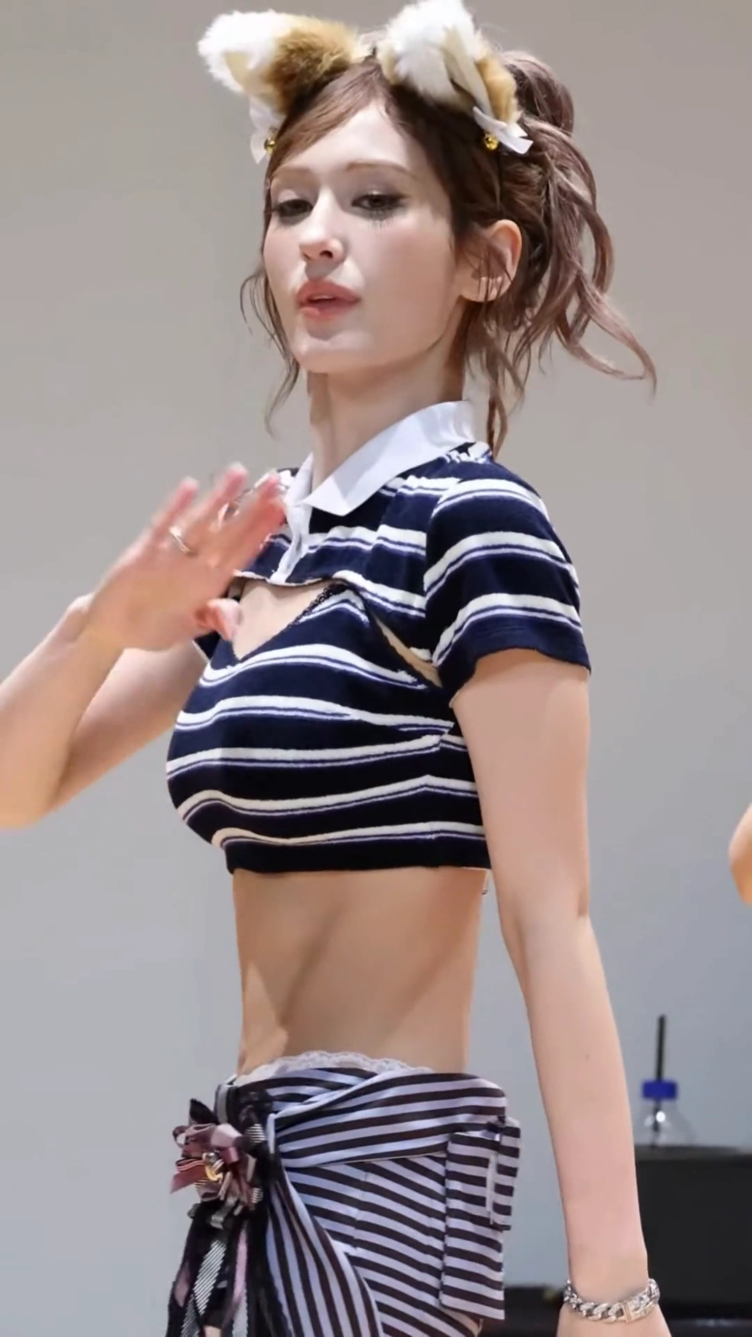 전소미 줄무늬 브라탑 흰 레이스 팬티 빼꼼