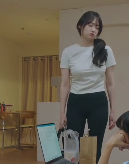 강미나 묵직한 흰티 쫀쫀한 검정 레깅스 Y존