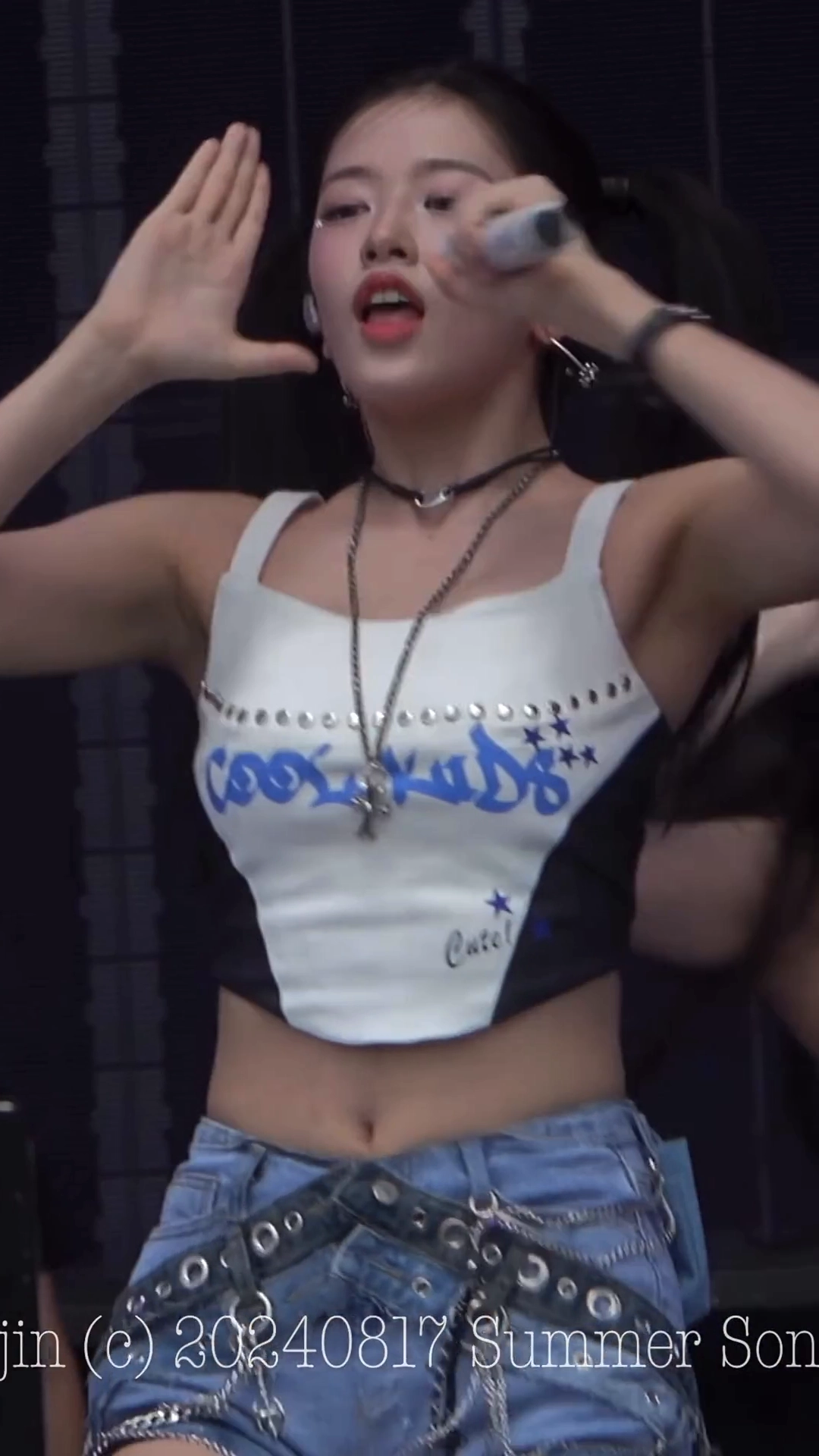 아이브 유진 흰 나시 복부 야꼽 청핫팬츠