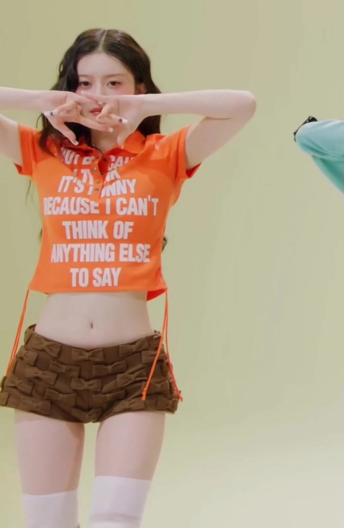 아일릿 민주 크롭티 한뼘 핫팬츠 복부 야꼽