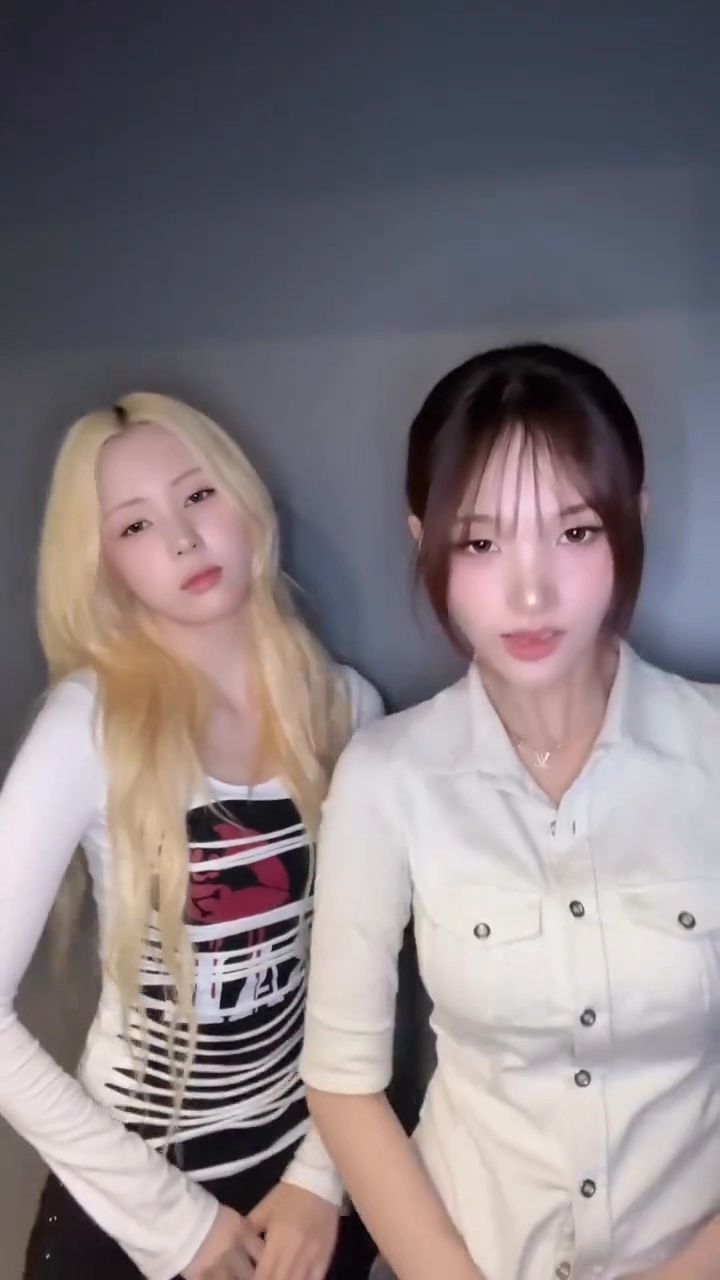 이프아이 사샤 화이트 셔츠 터질듯한 가슴 볼륨감