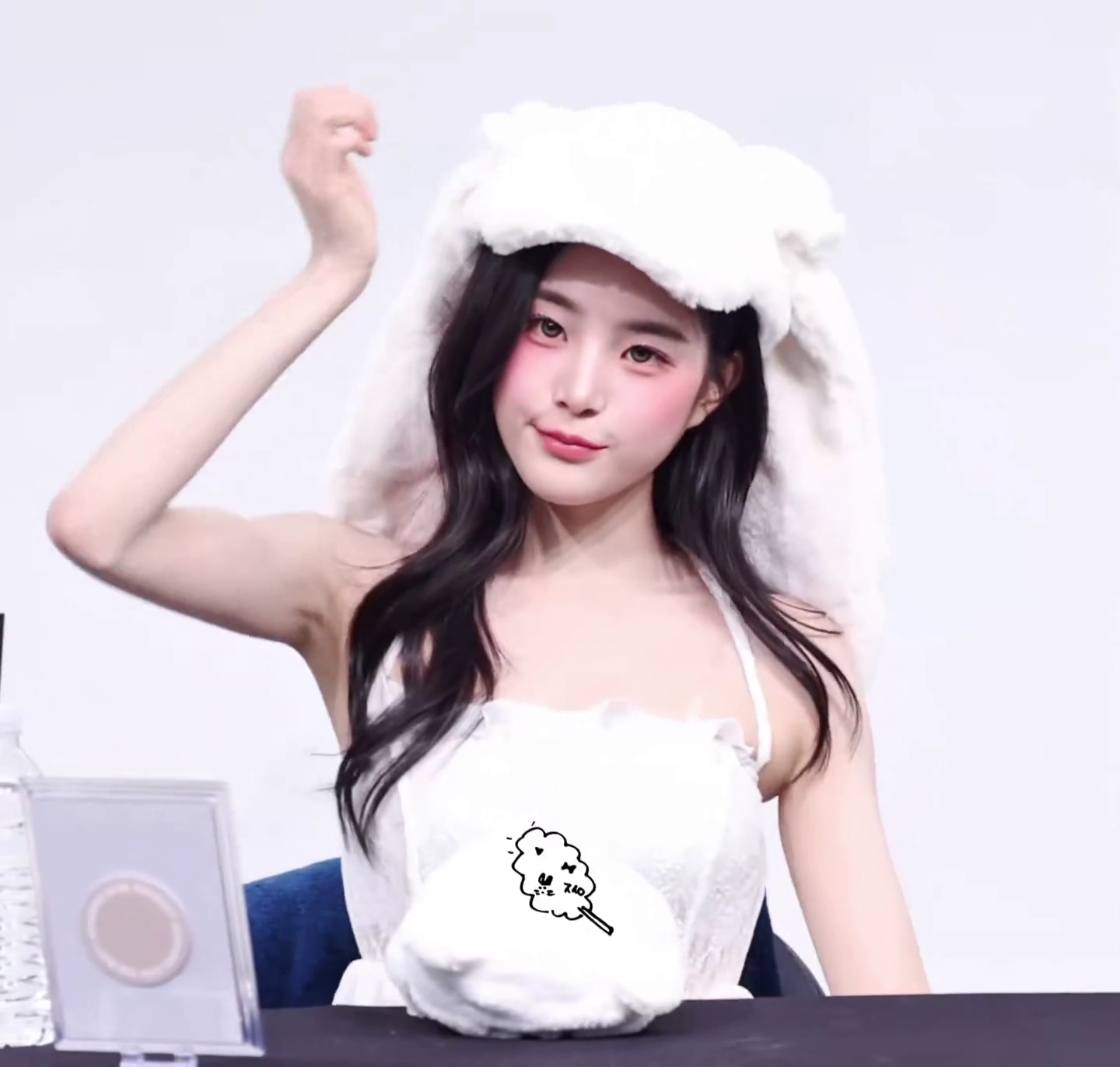 트리플에스 지연 팬사인회 순백색 끈원피스 겨드랑이