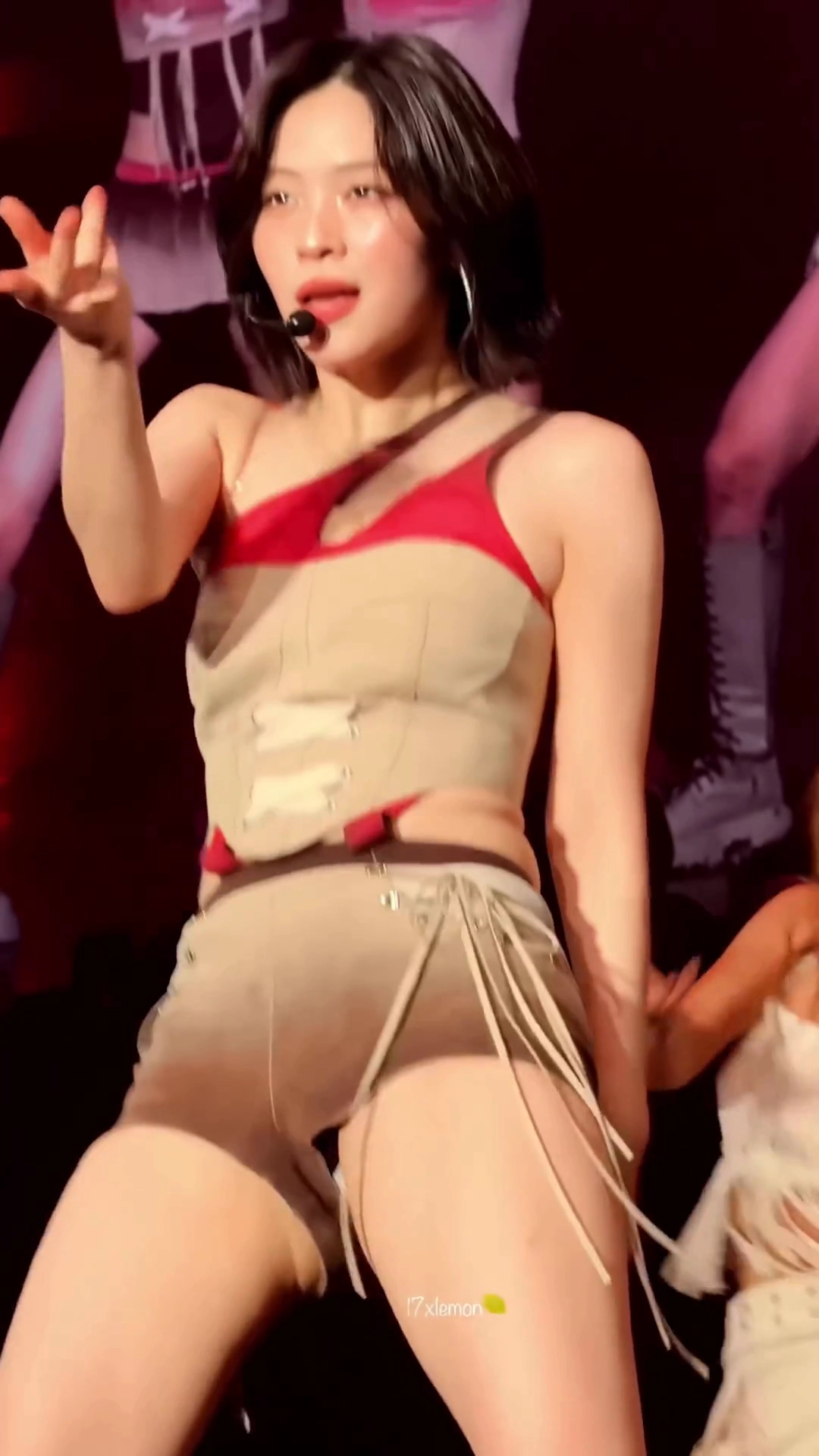 있지 류진 코르셋 의상 핫팬츠 틈새 내전근 떨림
