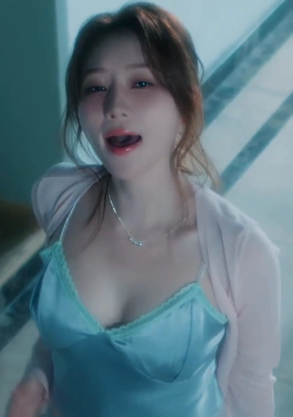 드림캐쳐 수아 민트색 실크 캐미솔 몽글한 가슴골