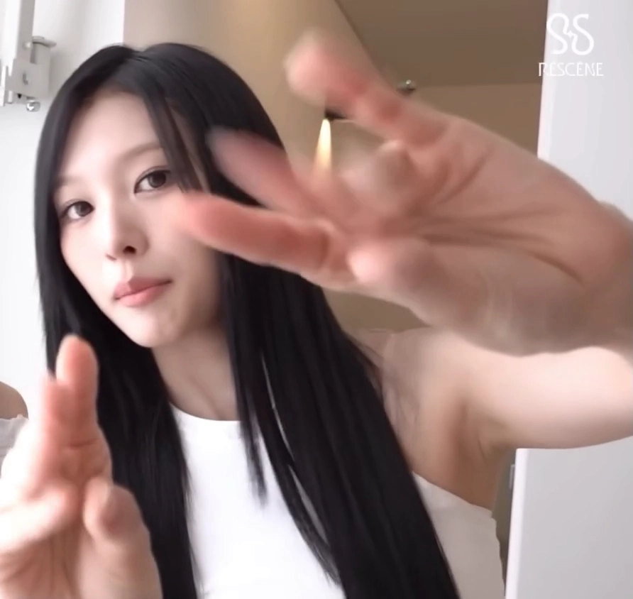 리센느 미나미 화이트 민소매 겨드랑이 페로몬
