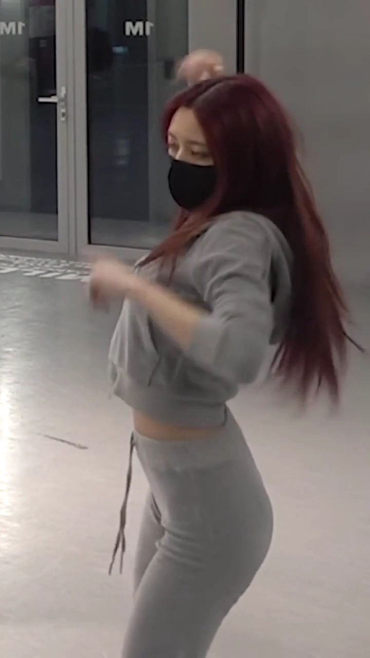 있지 유나 타이트한 회색 츄리닝 갈라진 엉덩이 골반핏