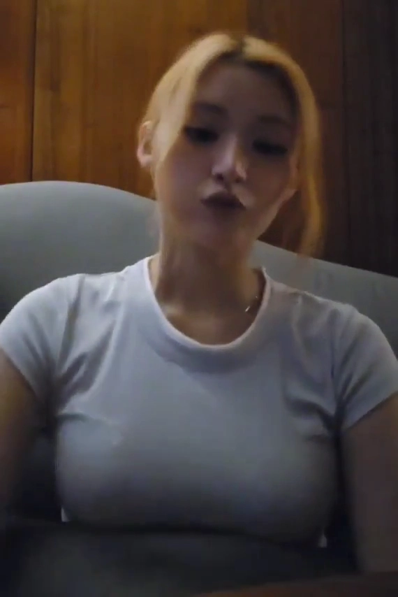 피프티 아테나 쿠션에 얹어놓은 묵직한가슴