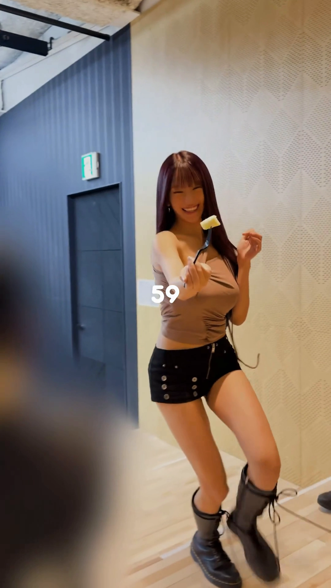나띠 슴무빙 베이지색 원오프숄더입고 묵직함