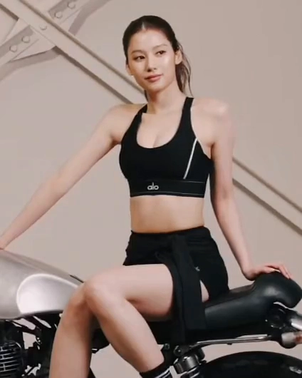 트와이스 사나 스포츠브라 요망한 가슴골 숏레깅스