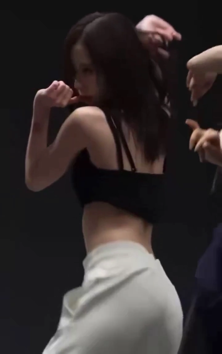 윈터 검정 탱크탑 기립근  팬티라인 비치는 엉태