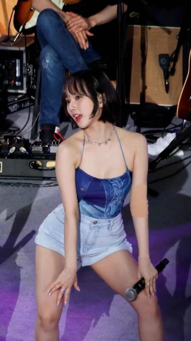 비비지 은하 끈나시 은근한 가슴골 야드랑이 꿀벅지