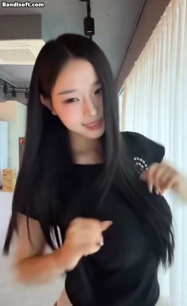 김채연 가슴 묵직한 검정 티셔츠 입고 챌린지