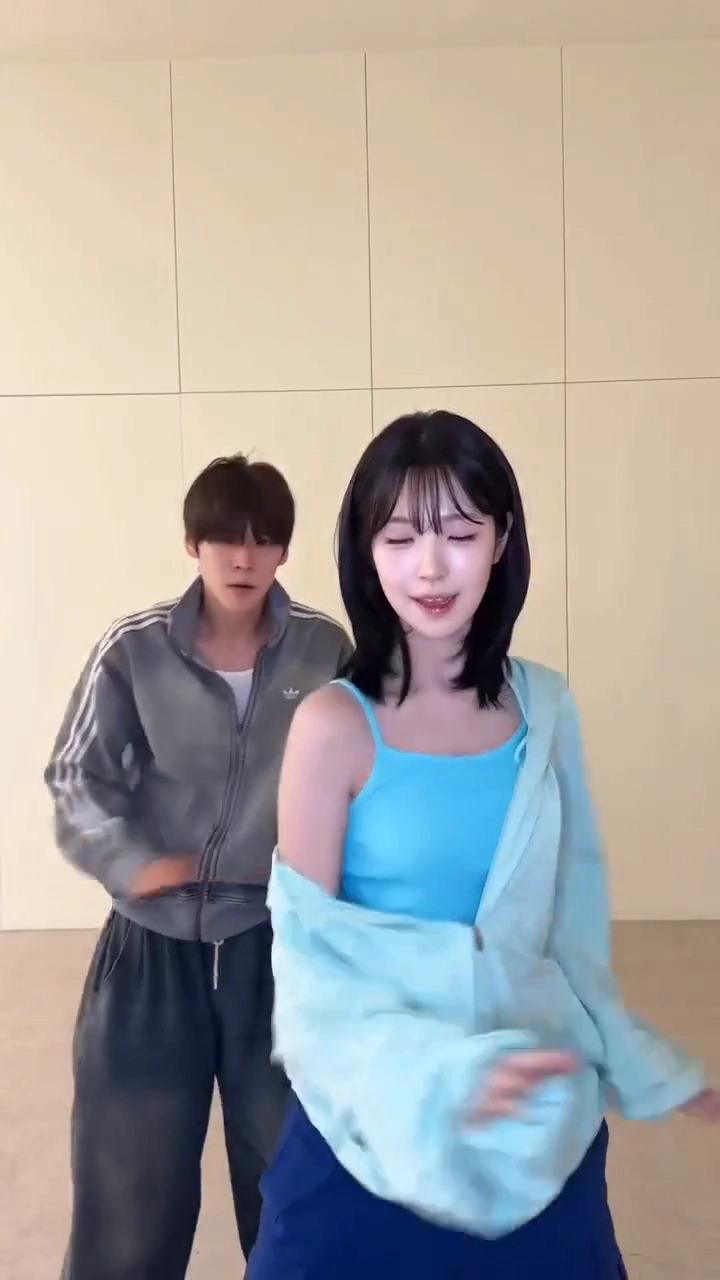백지헌 흘러내린 후드티 끈나시 겨드랑이 페로몬