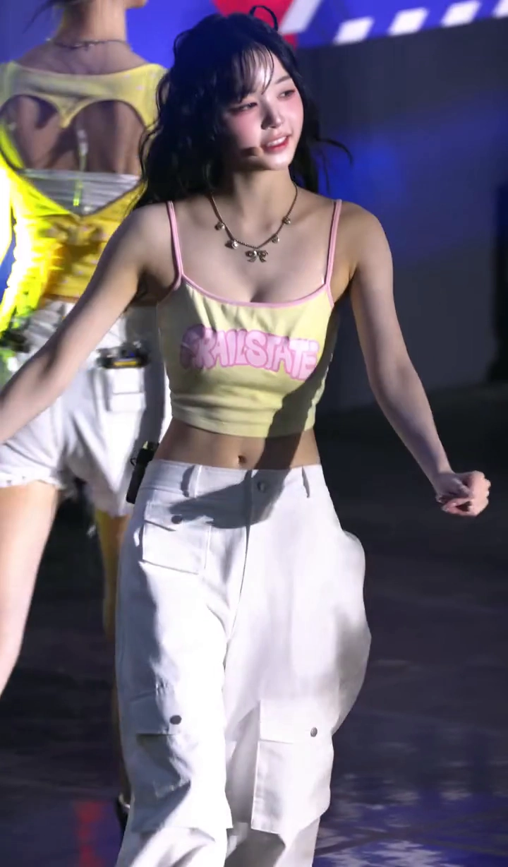트리플에스 김채원 끈나시 몽글한 윗슴골 개미허리