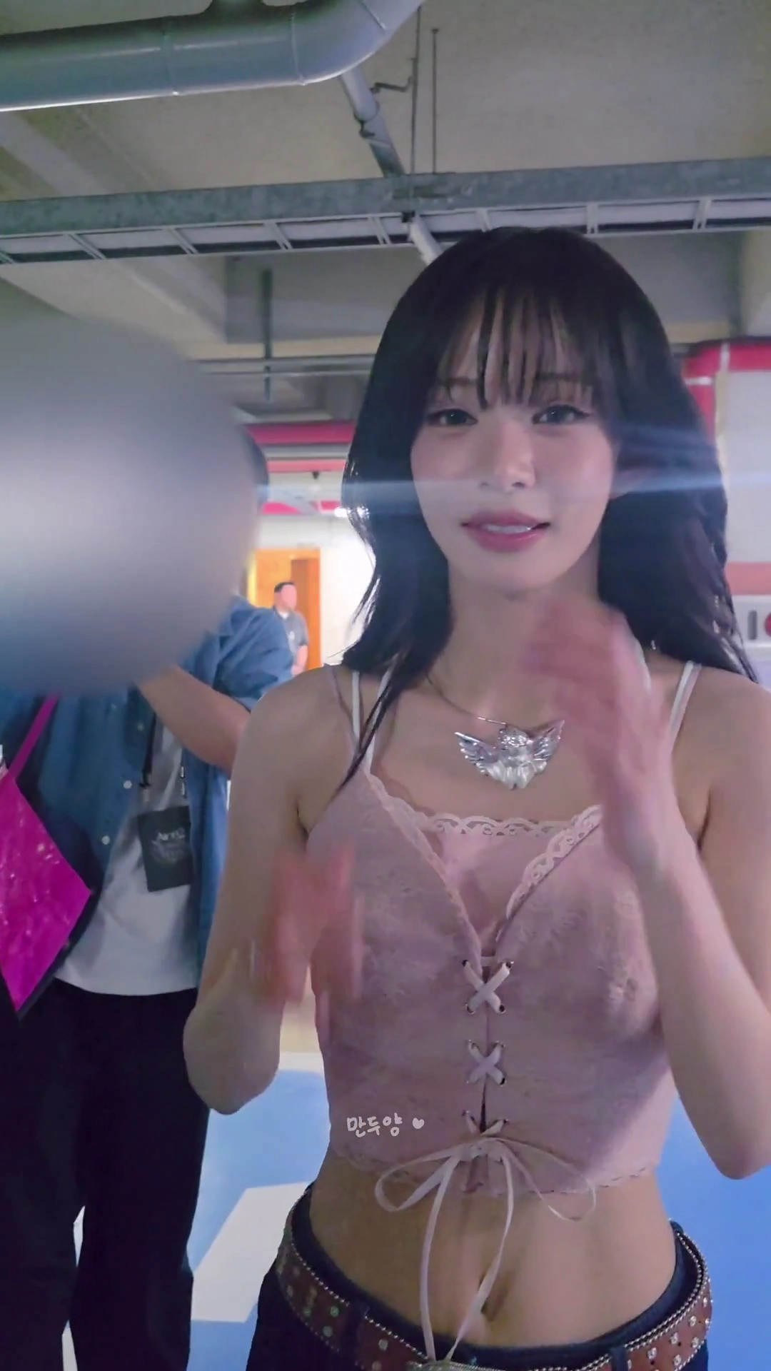 프나 이채영 핑크 레이스 코르셋 복부 야꼽