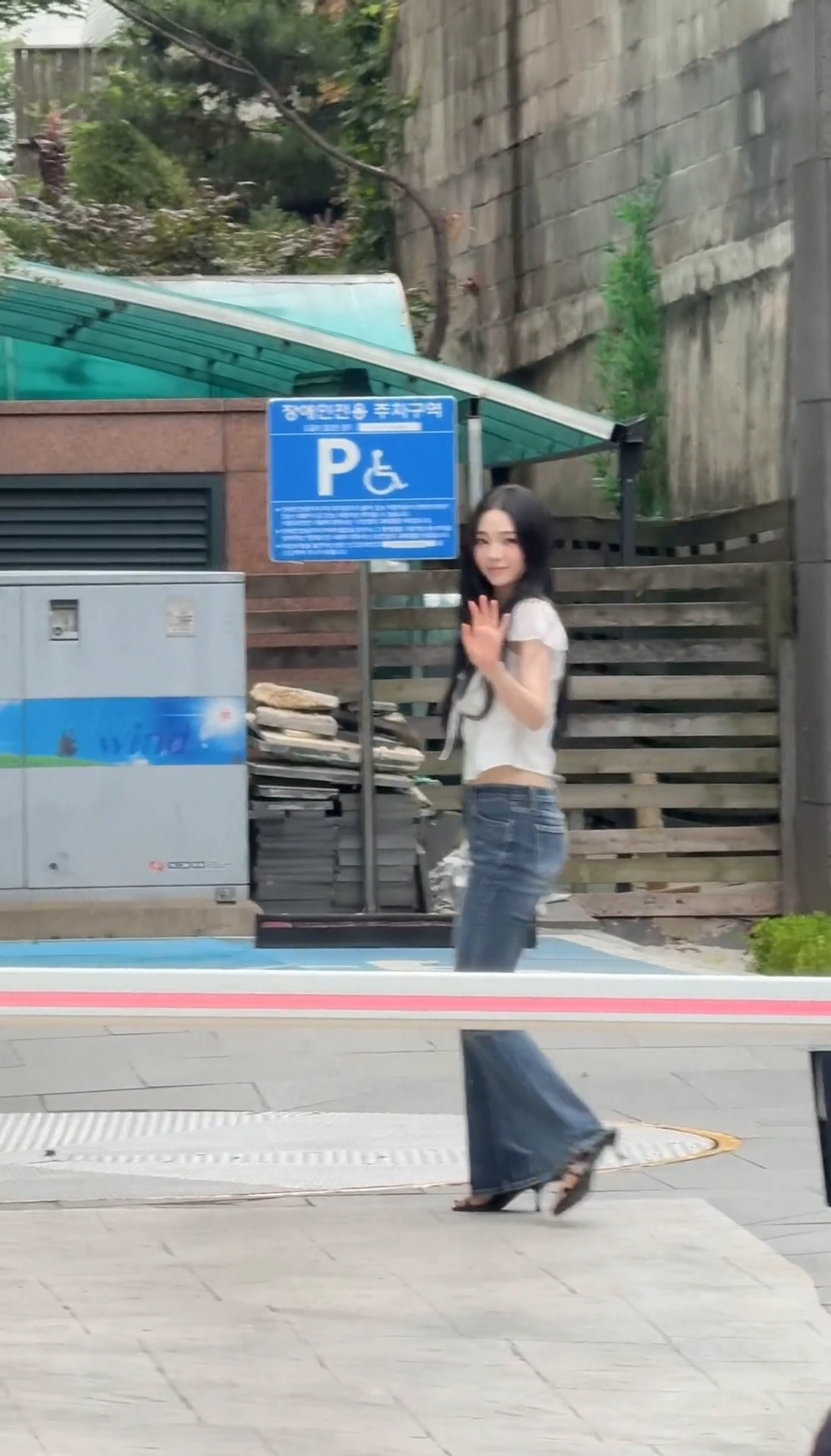 카리나 걸어가는 청바지 뒤태 우월한 골반 엉덩이핏