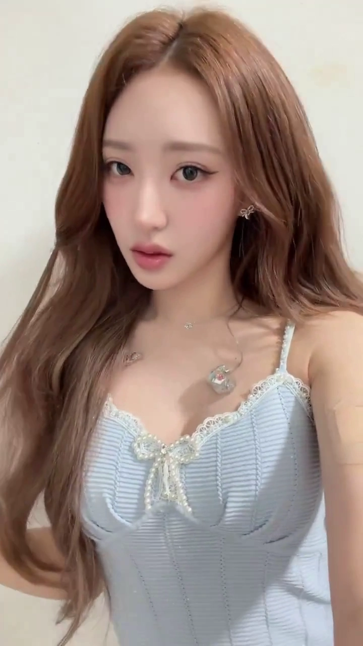 하이키 휘서 하늘색 란제리룩 은근한 윗슴골