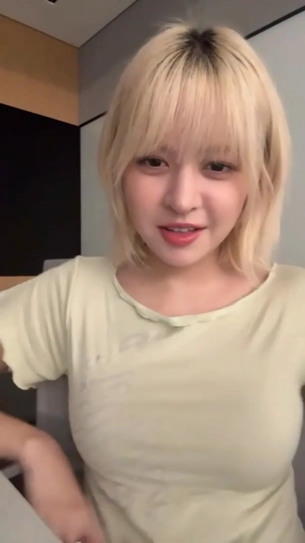 엔믹스 릴리 아이보리색 반팔티 봉긋한 가슴 라인