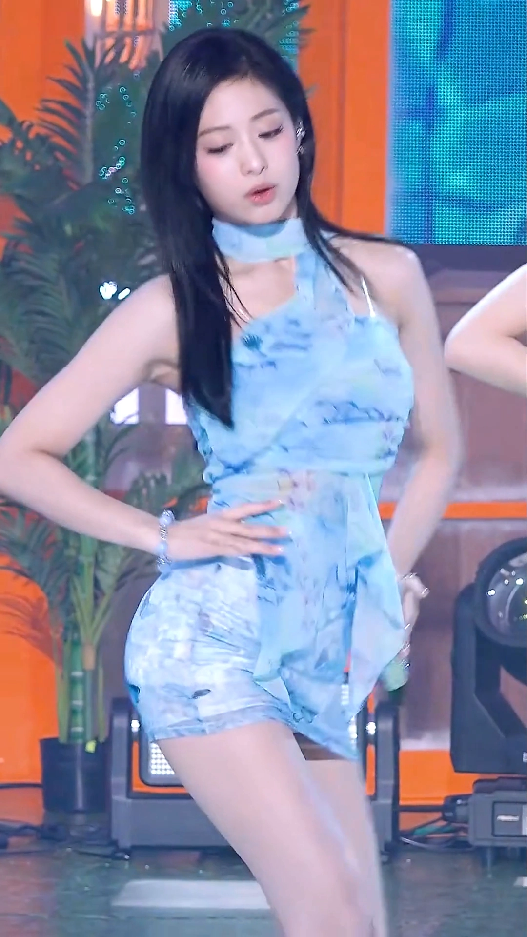 베몬 아현  홀터넷 의상 겨드랑이 엉벅지 몸매