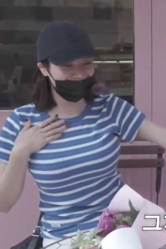 권은비 줄무늬 티셔츠 입은 일상의 압도적인 옆슴