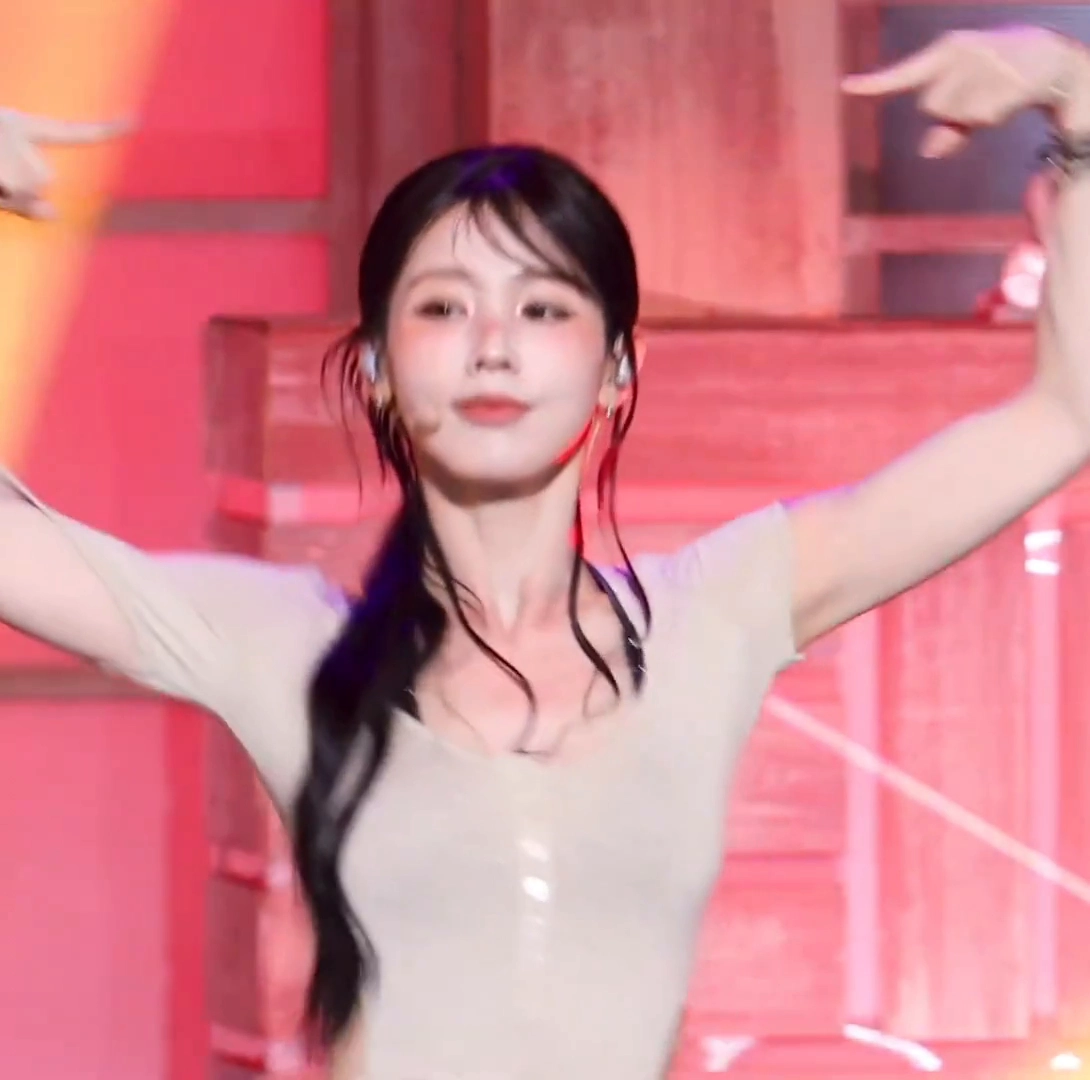 미연 태닝 자국과는 구분되는 뽀얀 가슴골
