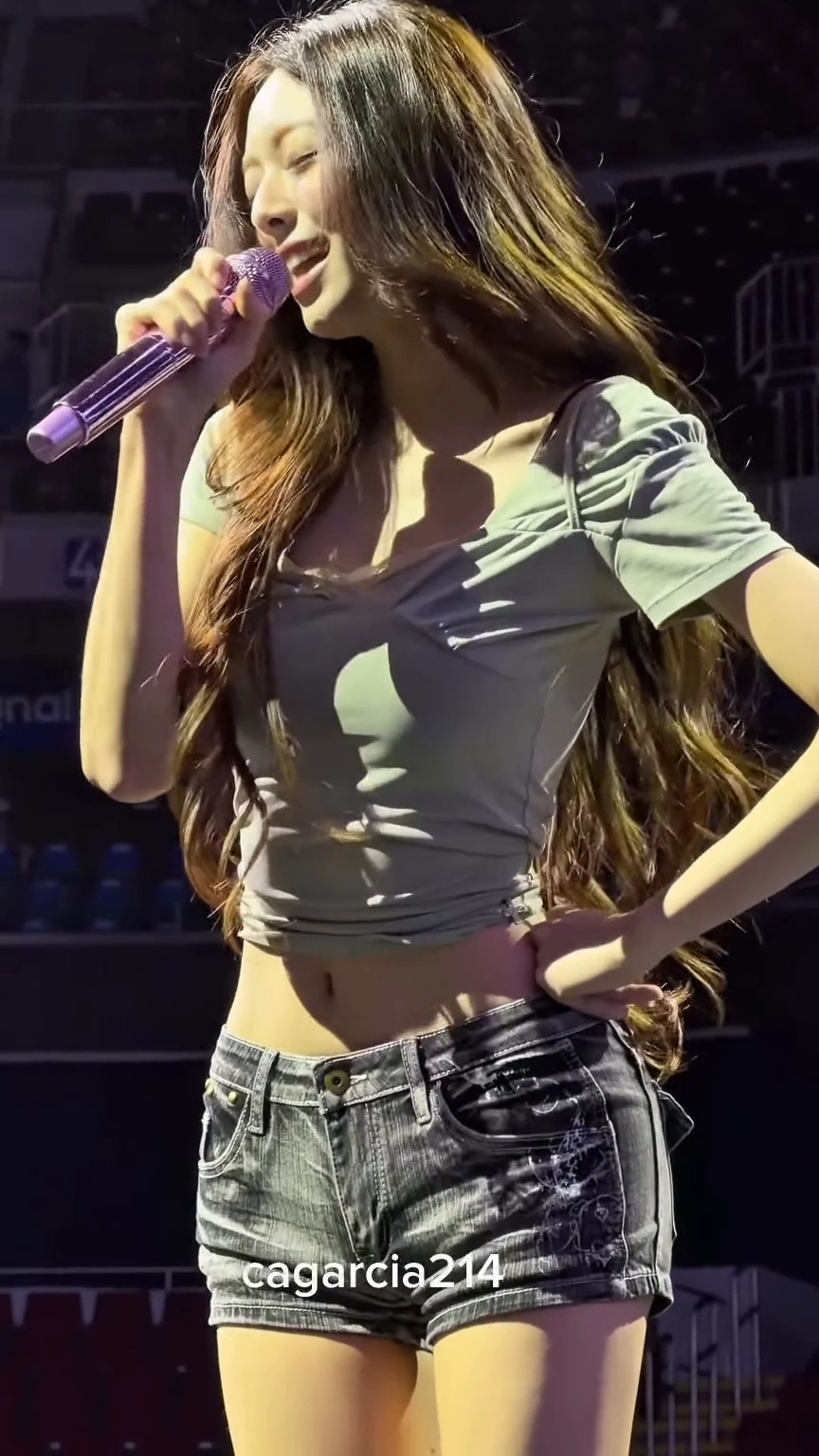있지 유나 한뼘 데님핫팬츠 입고 잘록한 복부 배꼽