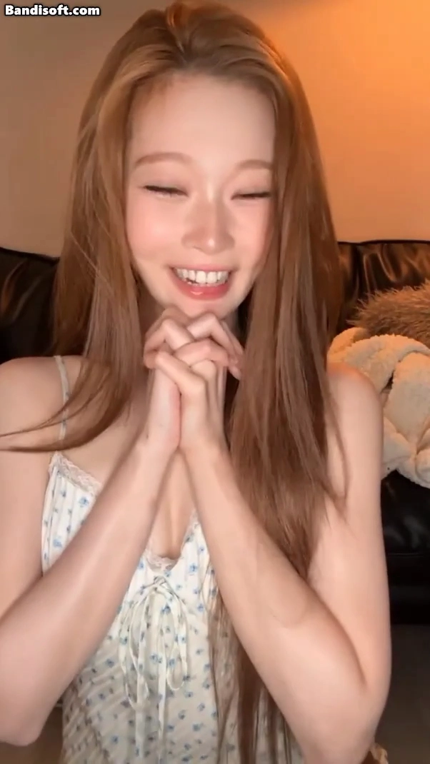 빌리 츠키 란제리 슬립 입고 몽글거리는 가슴골